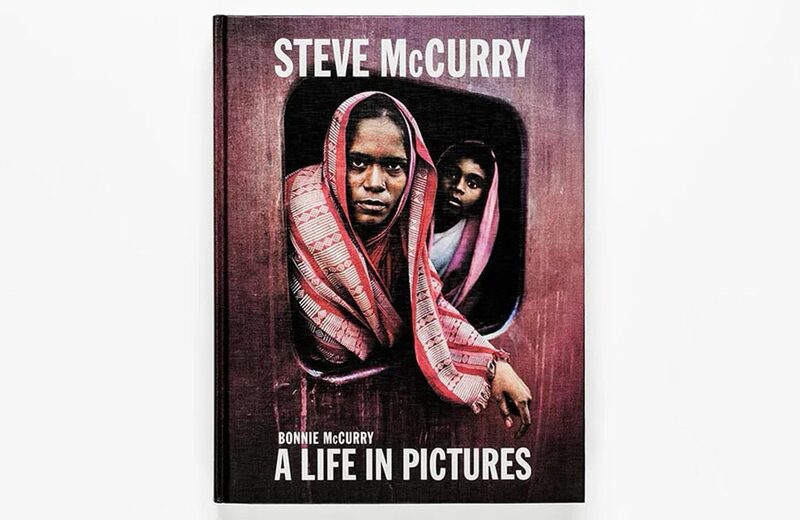 スティーブ・マッカリー A Life in Pictures (洋書) Steve McCurry: A Life in Pictures - Steve McCurry | moom bookshop