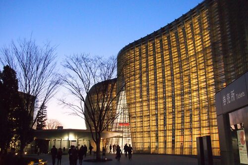 Kaz Ish, "Outside the the National Art Center (Tokyo) at blue hour.", 2013,取自 Wikimedia Commons,依 Creative Commons Attribution-Share Alike 3.0 Unported 授權使用。