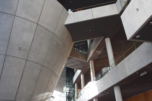 Guilhem Vellut from Annecy, France, "National Art Center @ Tokyo", 2013,取自 Wikimedia Commons,依 Creative Commons Attribution 2.0 Generic 授權使用。