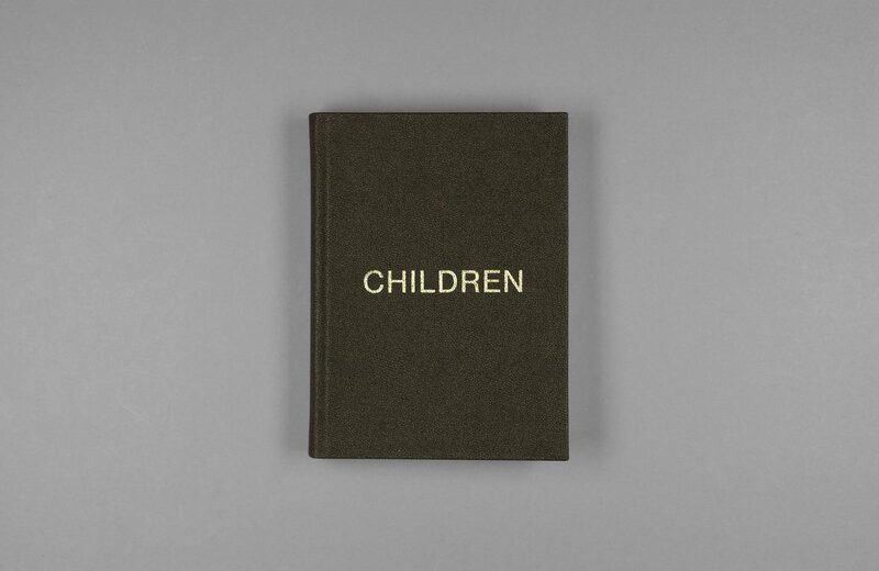 洋書『SCHNEIDER, LES ENFANTS D'UNE OEUVRES』 Children - Olivier Suter | moom bookshop - 藝術書籍與雜誌