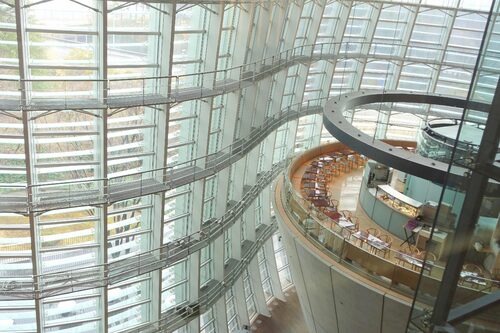 Kakidai, "国立新美術館、東京都港区、黒川紀章設計。", 2018,取自 Wikimedia Commons,依 Creative Commons Attribution-Share Alike 4.0 International 授權使用。