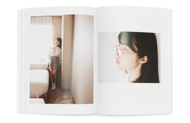 少女礼讃(少女礼賛)完全版 データカード6とミニ写真セット 少女礼讃〜portrait〜 - 青山裕企 | moom bookshop - 藝術書籍與雜誌