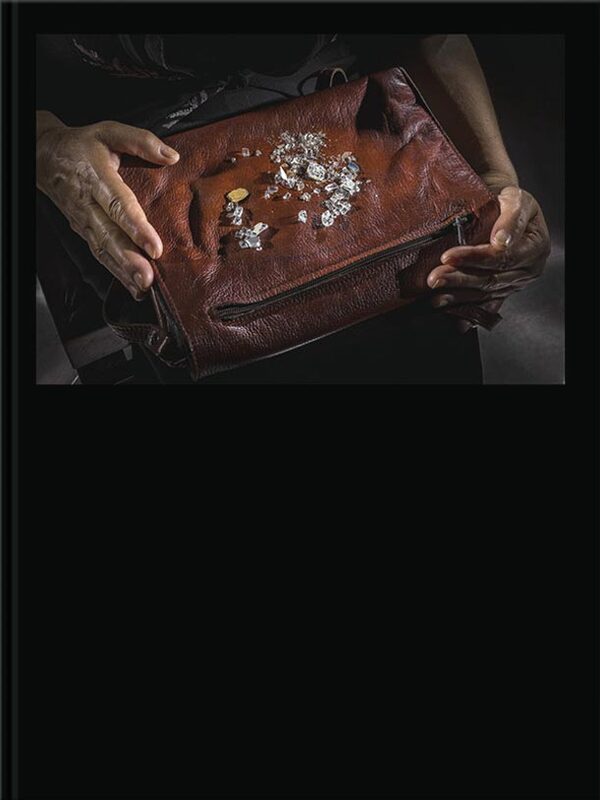 Under Nobodys Eyes (9788822923226)