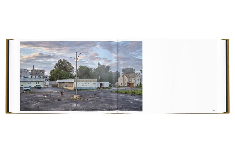 アート・デザイン・音楽 Gregory Crewdson alone street aperture Amazon.com: Gregory Crewdson: Alone Street: 9781597115131