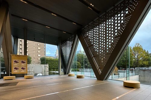 Fukumoto, "東京都現代美術館、エントランスホール(東端付近)。 撮影禁止のマルタ・パン『裂けた球体』が写りこんでいたためボカしている。", 2024,取自 Wikimedia Commons,依 Creative Commons Attribution-Share Alike 4.0 International 授權使用。