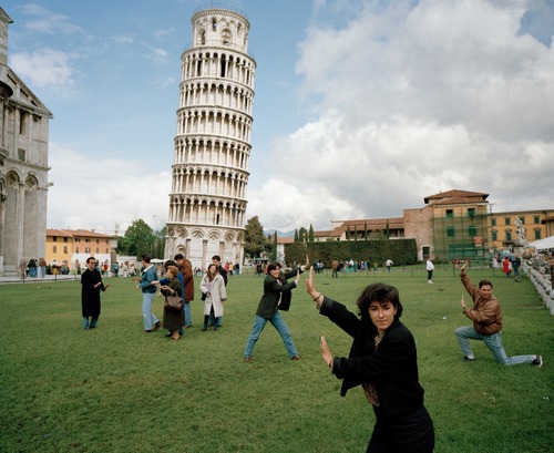 英國攝影大師 Martin Parr 的《Small World》,顛覆了傳統旅行攝影,而是拍下「正在拍照的遊客」